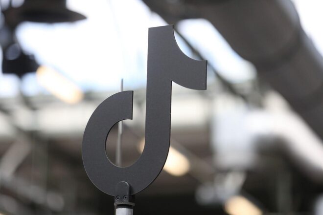 Junge Hamburger shoppen häufig über Social Media und geraten in finanzielle Schwierigkeiten