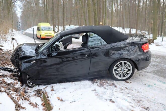 Junger Autofahrer rutscht bei Schnee in Löhne von der Straße