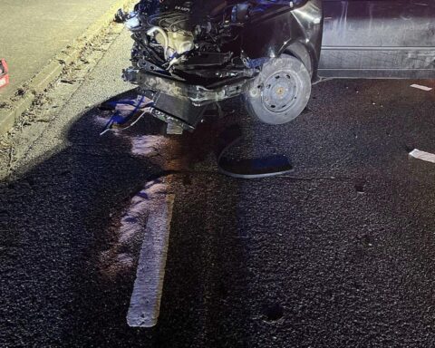 Autounfall in Lindlar: VW Lupo prallt gegen Container, Fahrer leicht verletzt.