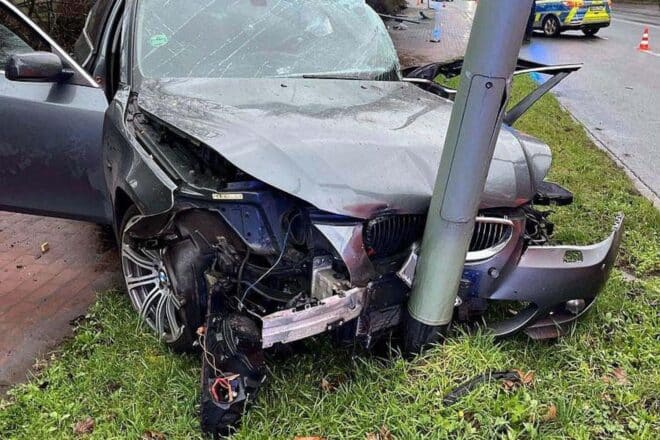 Junger Mann bei BMW-Unfall in Duisburg-Marzxloh schwer verletzt