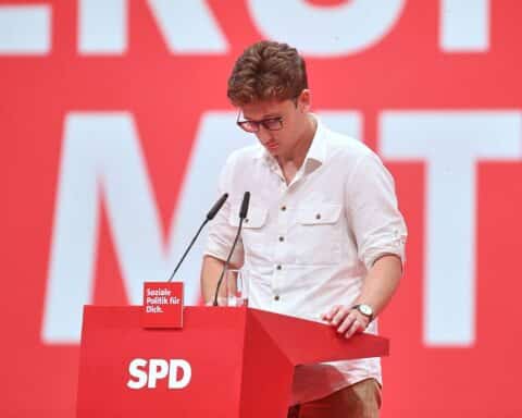 Philipp Türmer diskutiert Bedenken gegen Social-Media-Verbot für Jugendliche und kritisiert Plattformbetreiber.