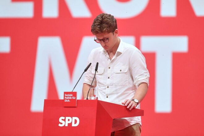 Juso-Chef hält Social-Media-Verbot für nicht durchsetzbar