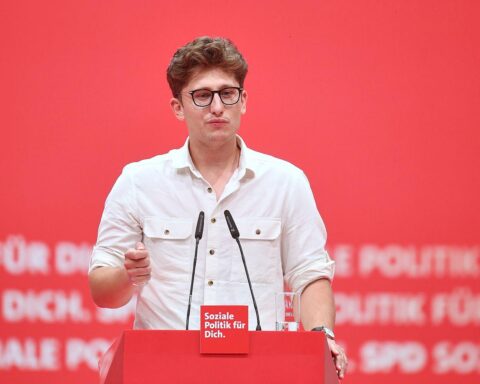 Philipp Türmer äußert sich kritisch zu Sozialreformen, während anderer Politiker widersprüchliche Aussagen treffen.