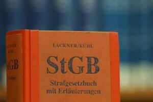 Ein Strafgesetzbuch in einer Bibliothek, symbolisiert juristische Verantwortung und Reformen im Jugendstrafrecht.