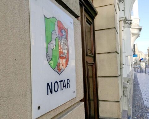 Ein Notar mit Urkunden, symbolisierend die Reformen für anwaltliches Notariat in Deutschland.