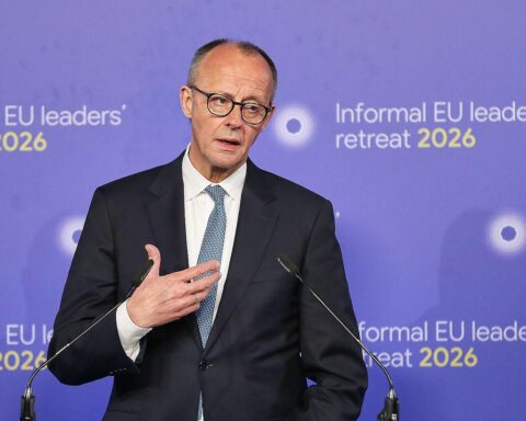 Friedrich Merz am Telefon, symbolisch für politischen Austausch und die Herausforderungen von Olympiasiegern.