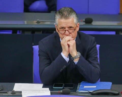 Thorsten Frei bei einer Pressekonferenz, umgeben von Sozialreformen und politischen Diskussionen.