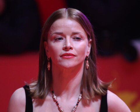 Karoline Schuch reflektiert über ihre ostdeutschen Wurzeln und gesellschaftliche Gemeinsamkeiten.