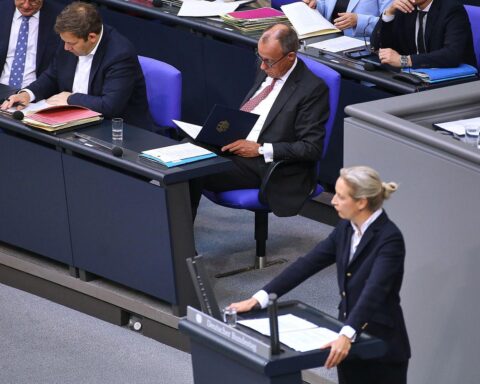 Politiker Lars Klingbeil, Friedrich Merz und Alice Weidel diskutieren über Umfrageergebnisse zur Bundestagswahl.