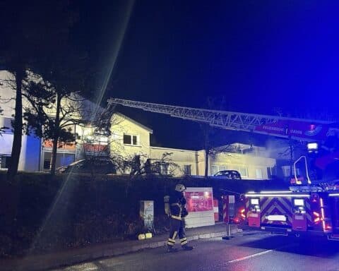 Feuerwehr löscht Kellerbrand, Rettung von 53 Menschen, Einsatzkräfte in Aktion, Rauchentwicklung sichtbar.