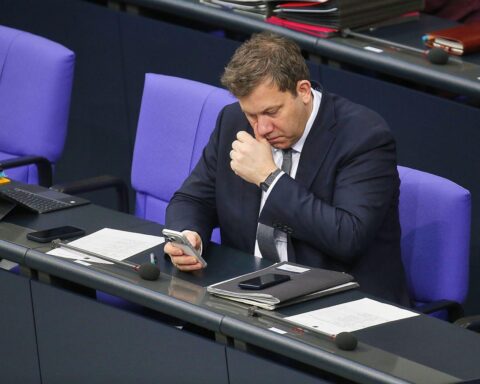 Lars Klingbeil spricht zur europäischen Finanzpolitik und betont Stabilität und Eigenständigkeit für Banken.