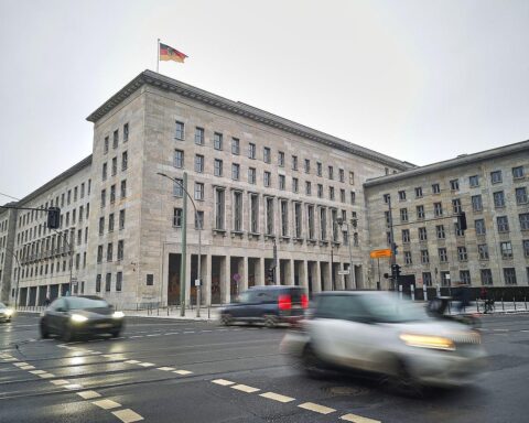 Bundesfinanzminister präsentiert Konzept zur Einkommensteuerentlastung für kleine und mittlere Einkommen.