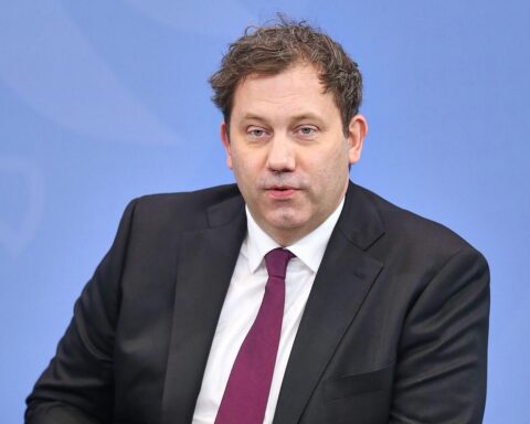 Lars Klingbeil präsentiert Reformpaket zur Schließung der Haushaltslücke und Diskussion um Erbschaftsteuer.