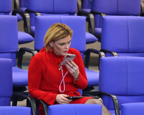 Julia Klöckner diskutiert Nutzung von Handys und Outfits im Bundestag, betont Arbeitsmittel-Funktion.