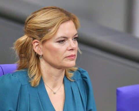 Julia Klöckner spricht über verantwortungsvollen Umgang mit Steuermitteln im Bundestag.