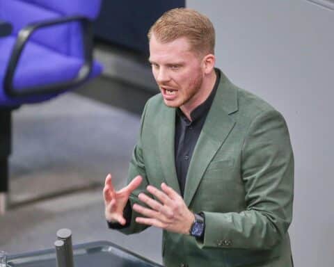 Tim Klüssendorf diskutiert Rentenversicherungspflicht für Politiker, Beamte und Selbstständige in Berlin.