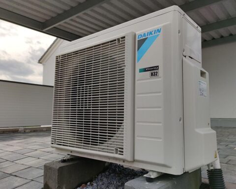 Wärmepumpe symbolisiert Heizungsreform: Freiheit zur individuellen Heizungswahl und Fokus auf erneuerbare Energien.