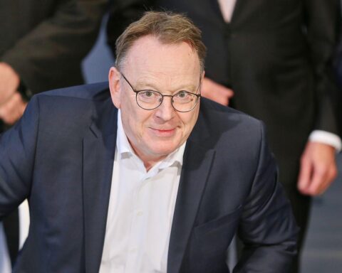 Torsten Burmester bei einer Pressekonferenz zur Drogenpolitik in Köln, umgeben von Stadtplänen.