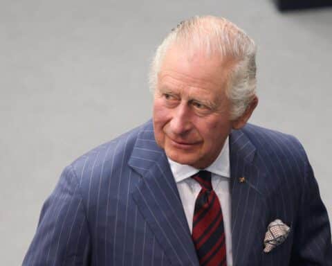 König Charles III. drückt Unterstützung für Justiz aus, während Bruder Andrew unter Verdacht steht.