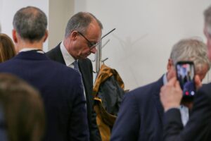 Friedrich Merz diskutiert Handelsprobleme und Importstopp für chinesische Waren in Berlin.