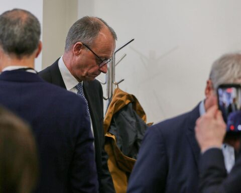 Friedrich Merz diskutiert Handelsprobleme und Importstopp für chinesische Waren in Berlin.