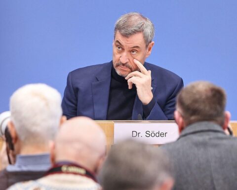 Markus Söder spricht kritisch über Arbeitsreformen, während Gordon Schnieder gegen öffentliche Diskussionen plädiert.