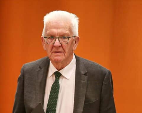 Winfried Kretschmann lächelt, reflektiert über Politik, Herausforderungen und sein bevorstehendes Amtsende.
