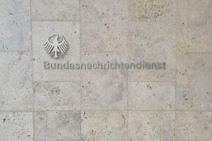 Politiker diskutieren BND-Reformen und Kontrolle, Sicherheit und Datenschutz im digitalen Zeitalter.
