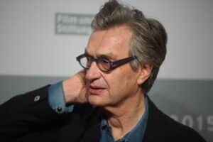 Wim Wenders im Fokus: Berlinale-Jury-Präsident verteidigt Kunstfreiheit gegen politische Kritik.