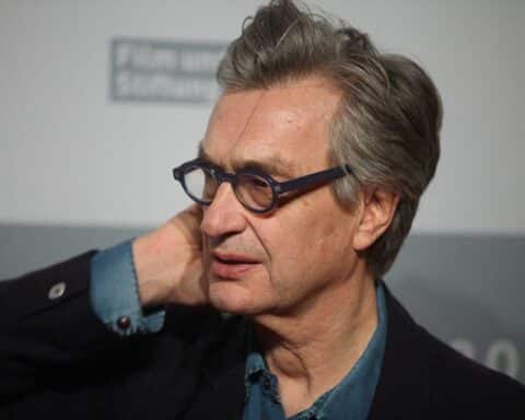 Wim Wenders im Fokus: Berlinale-Jury-Präsident verteidigt Kunstfreiheit gegen politische Kritik.