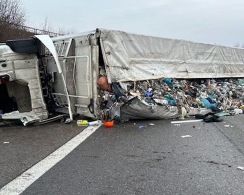 Schwerer LKW-Unfall auf A65 verursacht Vollsperrung; Fahrer mit Kopfverletzungen ins Krankenhaus.