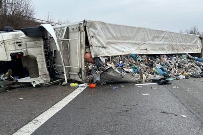 LKW-Unfall auf A65 bei Landau führt zu Vollsperrung