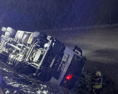 Schwerer Lkw-Unfall in Sömmerda: Fahrzeug auf der Seite, Polizei und Rettungsdienst vor Ort.