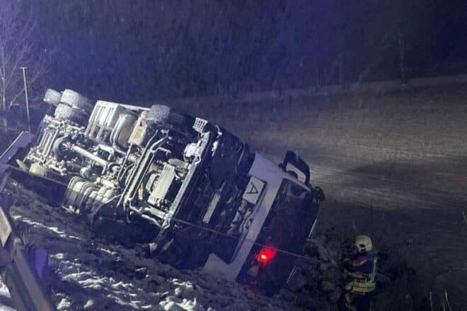LKW stürzt nach Leitplankendurchbruch Böschung hinab