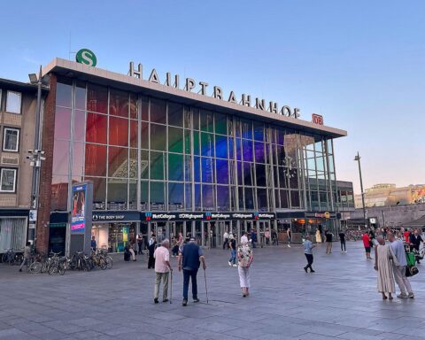 Ein Mann wird im Kölner Hauptbahnhof von der Bundespolizei wegen Ladendiebstahls festgenommen.