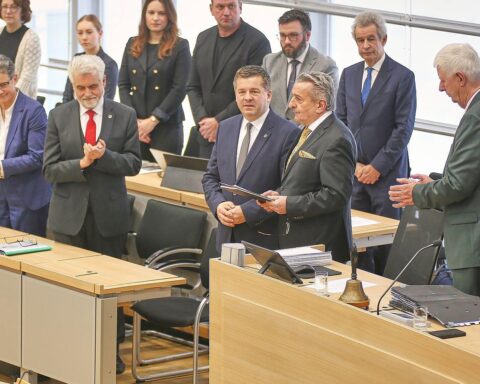 Sven Schulze während seiner Vereidigung im Landtag, symbolisiert politische Entscheidungsfindung für Krisenmanagement.