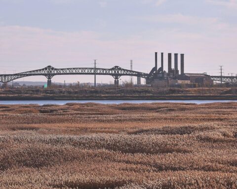 Alte Industrieanlagen in den USA, Symbol für Handelskonflikte und Zollabkommen zwischen EU und USA.