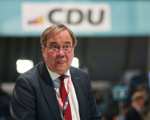 Armin Laschet lacht mit Markus Söder über Witz über seine Ähnlichkeit mit Boris Pistorius.