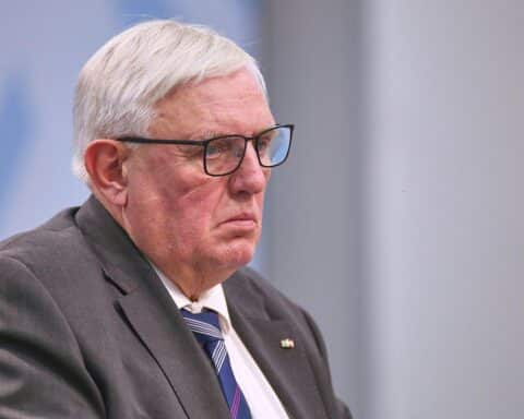 Karl-Josef Laumann diskutiert Pflegereform und soziale Pflegeversicherung in NRW.