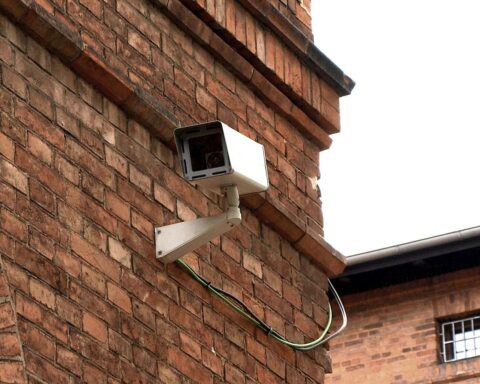 Untersuchungshaft, vermisste Frau, Ermittlungen, Totschlag, internationale Rückführung, düstere Gefängnisatmosphäre.