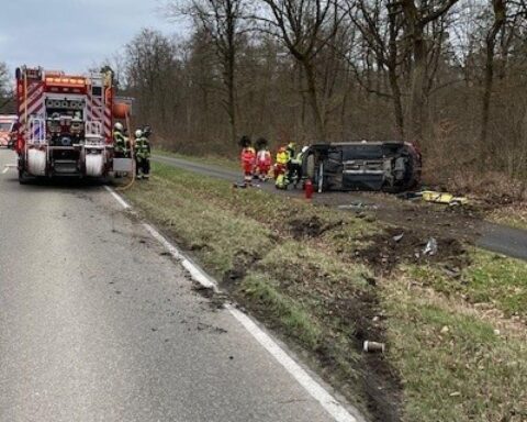 Unfallstelle mit Polizeifahrzeugen und einem beschädigten Auto im Grünstreifen der L528.