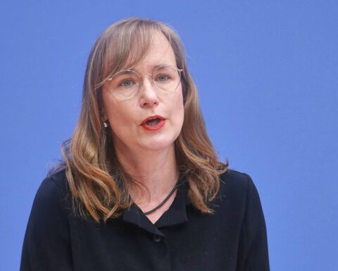 Eva von Angern fordert verfassungskonforme Änderungen des Sicherheitsgesetzes im sachsen-anhaltischen Landtag.