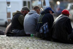 Linke kritisiert Abbau von Stellen für Obdachlosenhilfe Grafik mit Statistik zu Armut und sozialer Ausgrenzung in Sachsen-Anhalt 2025.