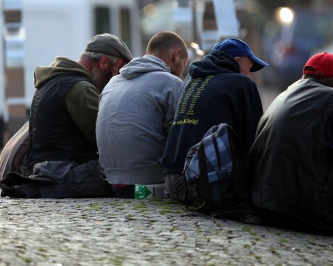 Grafik von obdachlosen Menschen auf der Straße, symbolisiert soziale Not und fehlende Unterstützung.