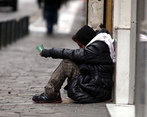 Obdachlose Frau in der Kälte, symbolisiert Verantwortungslosigkeit der Landesregierung für den Kälteschutz.