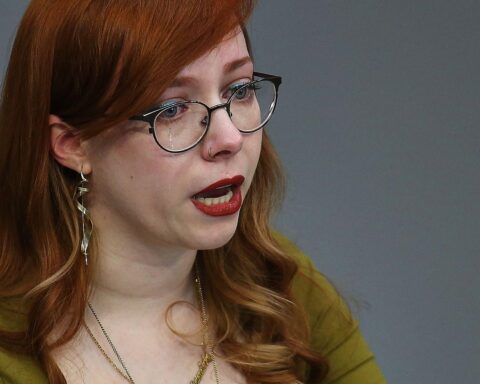 Kathrin Gebel am Rednerpult, emotional über Missbrauchserfahrungen im Bundestag.