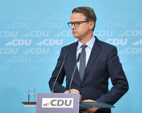 Politiker diskutiert über Reformen, Gesundheitssystem und Altersvorsorge in Berlin.