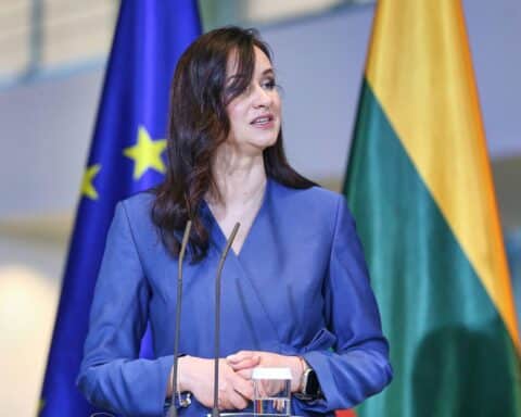 Inga Ruginiene spricht ernsthaft über Sicherheit und Verteidigungsstrategien Litauens in Krisenzeiten.