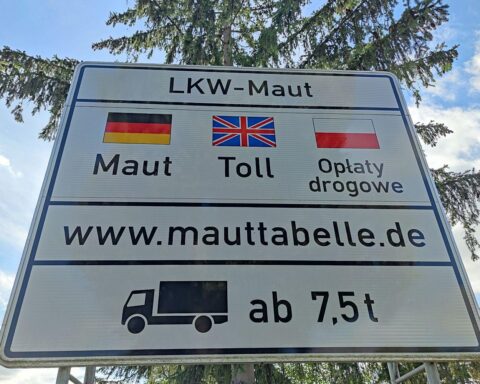 Hinweisschild zur LKW-Maut auf Bundesautobahn, symbolisiert Verkehr und wirtschaftliche Aktivität.