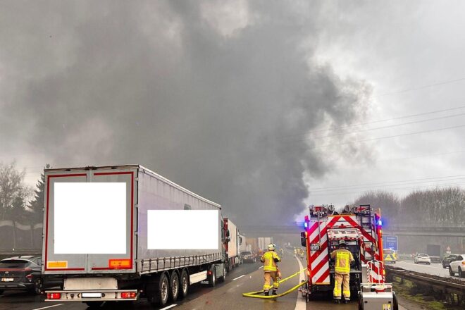 Lkw gerät nach Auffahrunfall auf A2 bei Gladbeck in Vollbrand